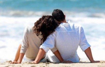 couple_on_beach_0